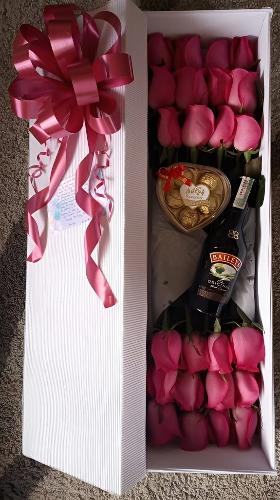 Caja por 24 rosas baileys y chocolates R106