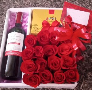Caja por 20 rosas, vino y chocolates R114