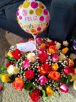 Arreglo 40 Rosas  de colores  y globo R88
