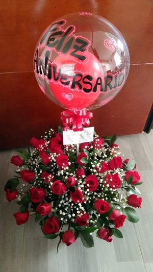 Arreglo por 50 rosas y globo personalizado R96