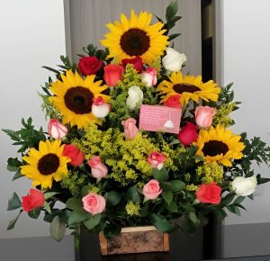 Pirámide por 5 girasoles y 20 rosas R77