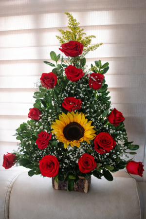 Arreglo 12 rosas y girasol R150