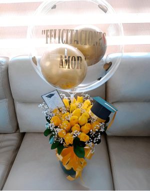 Jarrón Grado x 24 rosas, globo personalizado y gorro R164